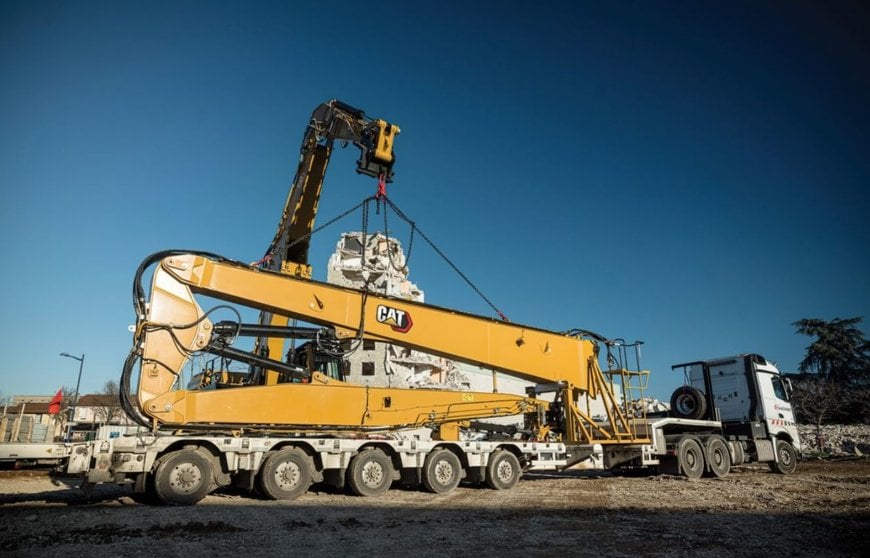CAT® 352 UHD ULTRA HIGH DEMOLITION EXCAVATOR FEATURES CONFIGURATION VERSATILITY TO HANDLE A RANGE OF DEMOLITION AND EARTHMOVING APPLICATIONS